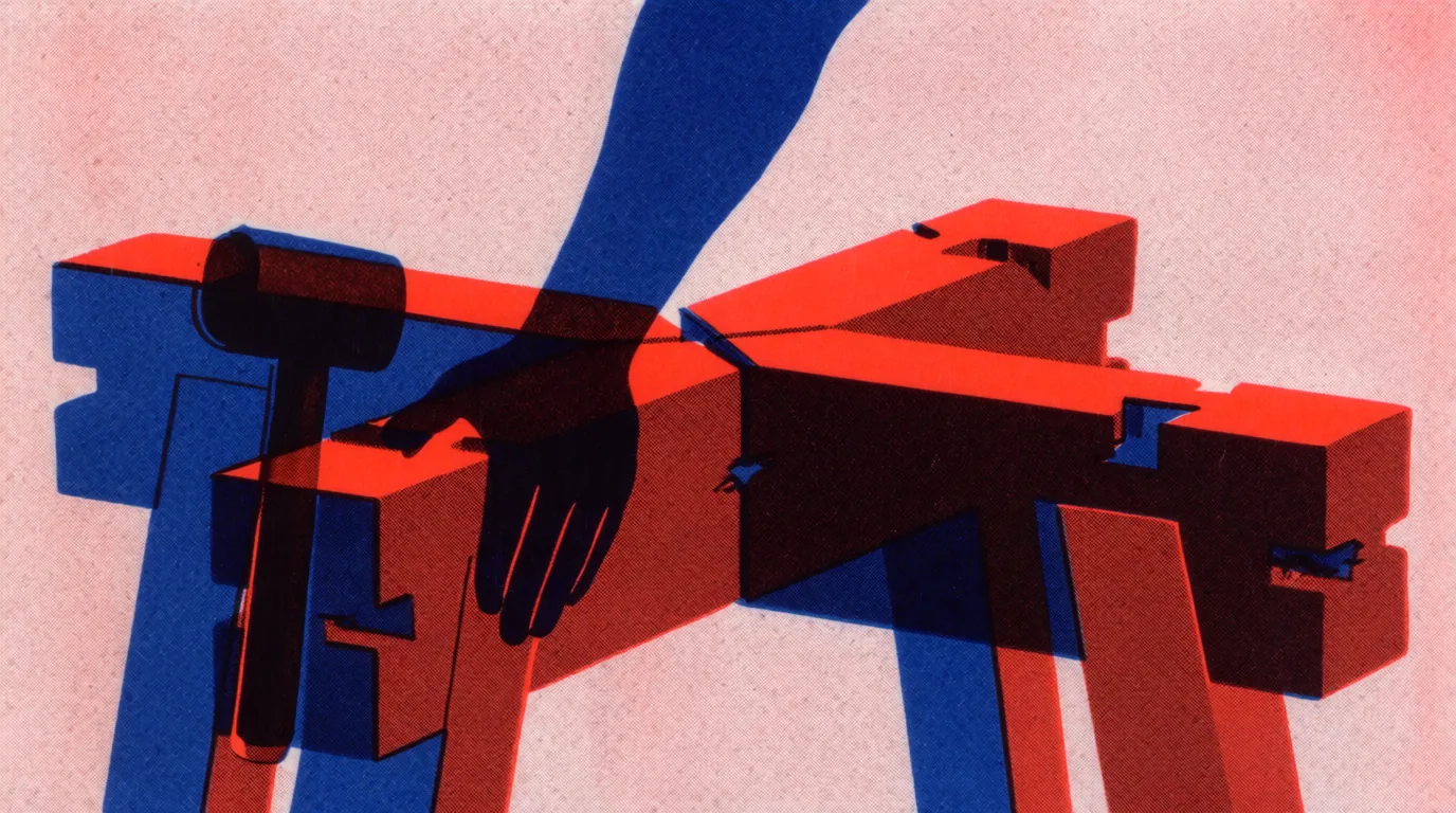 Holistic SEO : une main sombre ajuste des pièces de bois imbriquées en rouge et bleu près d'un maillet.