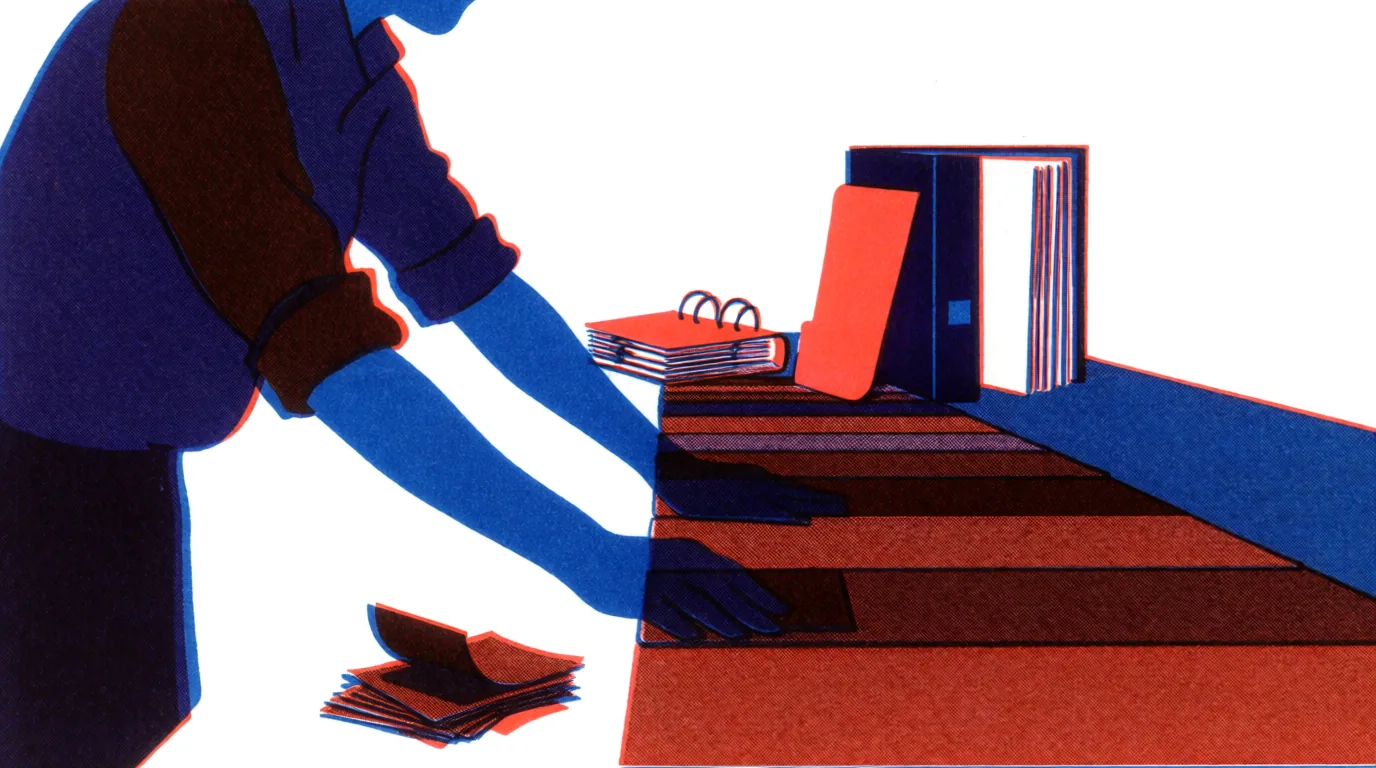 Le SEO sémantique avec une silhouette bleue manipulant un classeur, un carnet rouge et des papiers sur un bureau.